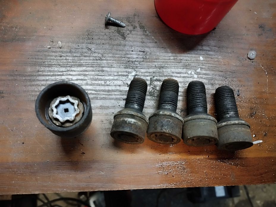 Секретки на колеса диски болты оригинал Mercedes Benz W213 w205 w212