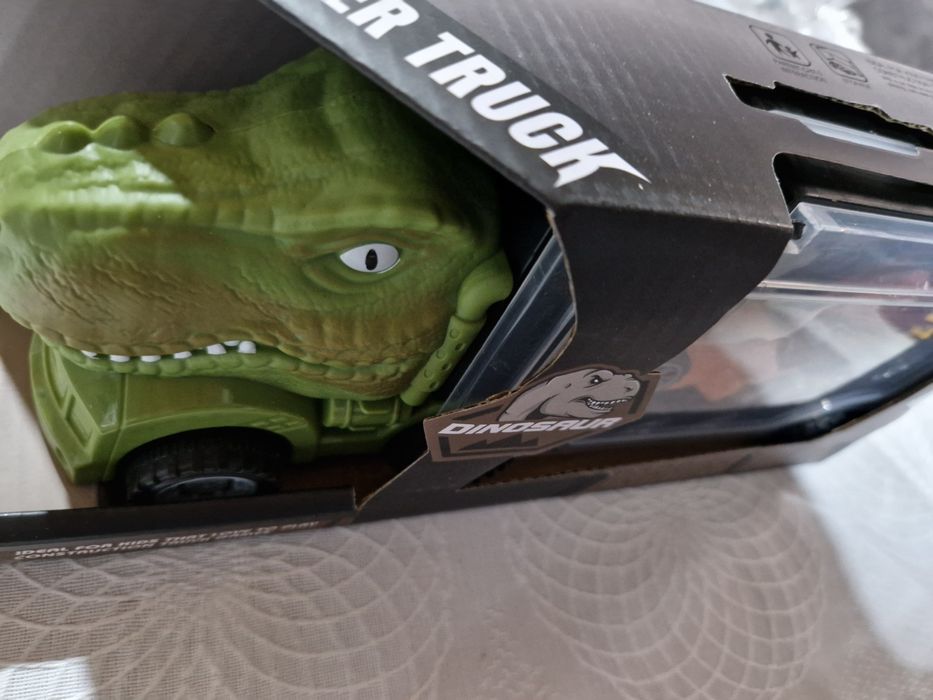 Camião de dinossauro,  com 4 dinossauros dentro. Novo