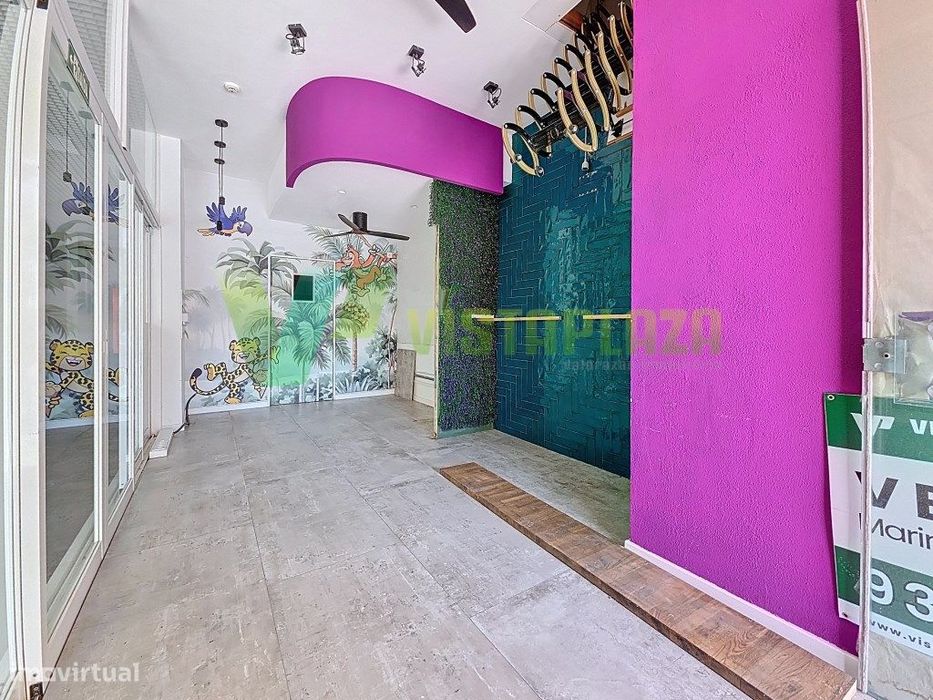 Loja à Venda na Primeira Linha da Praia da Rocha - Oportunidade Única