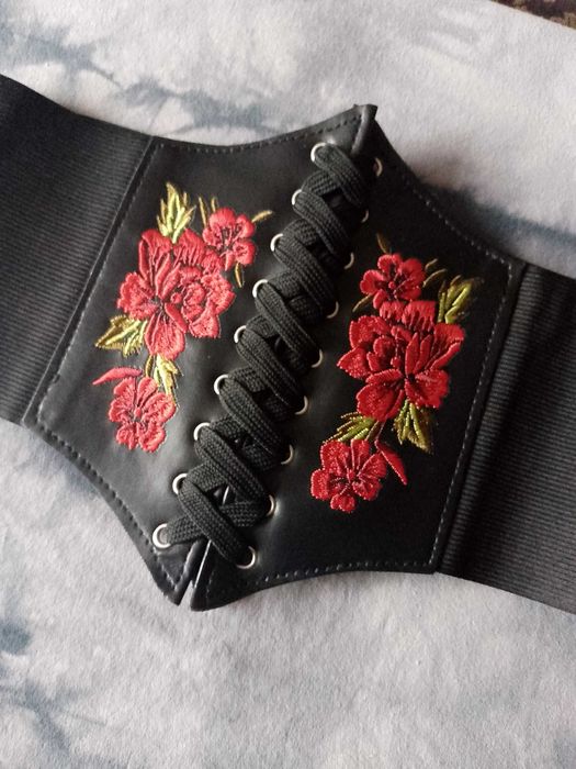 Czarny gorset z haftem