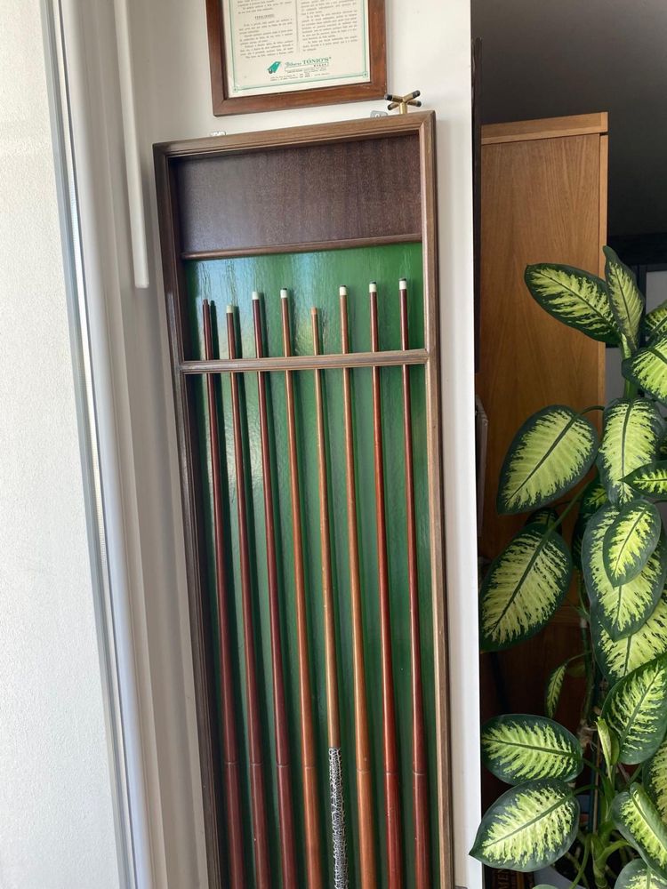 Mesa de bilhar com tacos e bolas