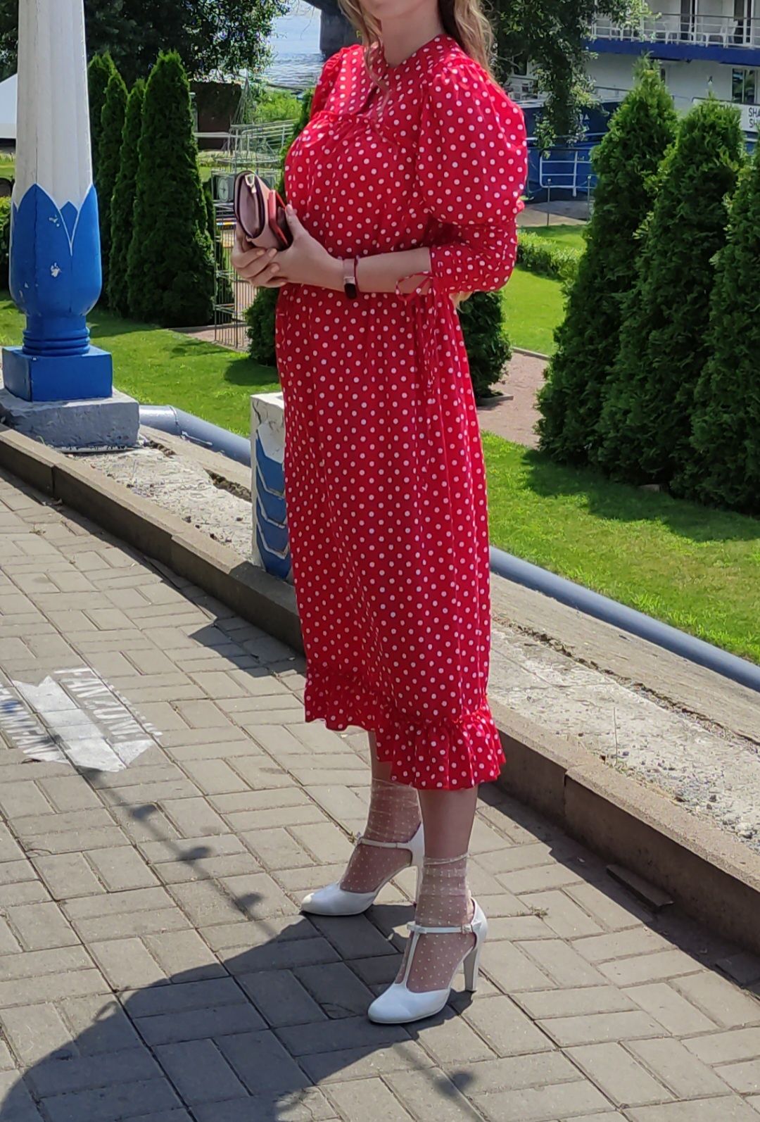 Червона сукня в горошок