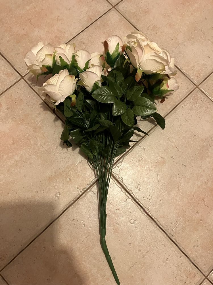 Bukiet z 18 sztucznych róż