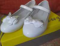 Білі шкіряні туфлі для дівчинки 33р. (20см). Каприз