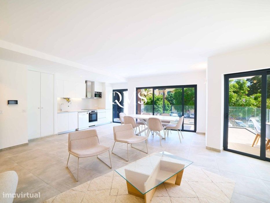 Espaçoso Apartamento T2 Mobilado com Garagem & Piscina no Coração d...