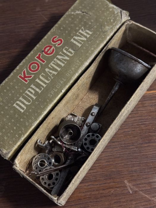 Máquina de costura antiga Singer com mesa