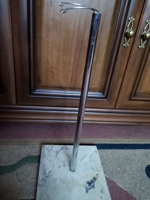 Marmurowa podstawka do kolekcjonerskiej lalki. wys. 48cm.