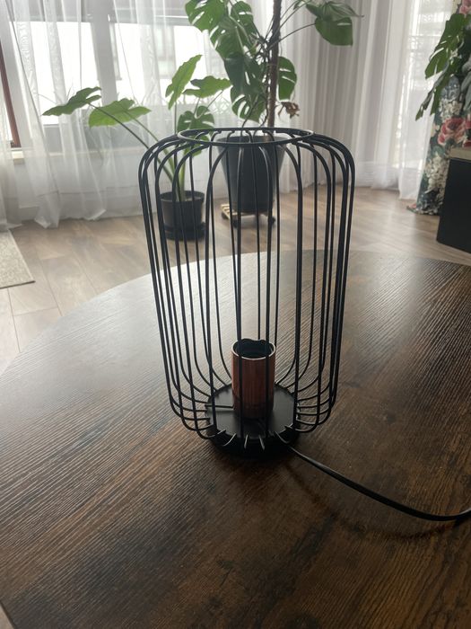 Nowoczesna lampa stojąca