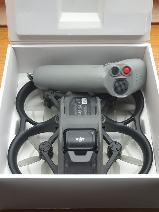 Dron Dji Avata + motion controller, lata, kameruje, ląduje
