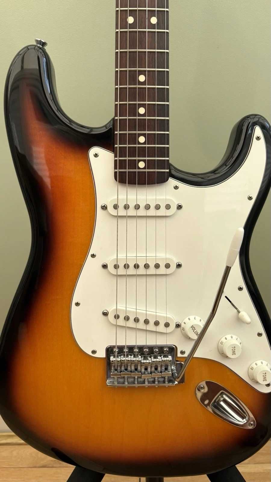Fender Stratocaster meksykański standard MIM z tweedowym twardym etui