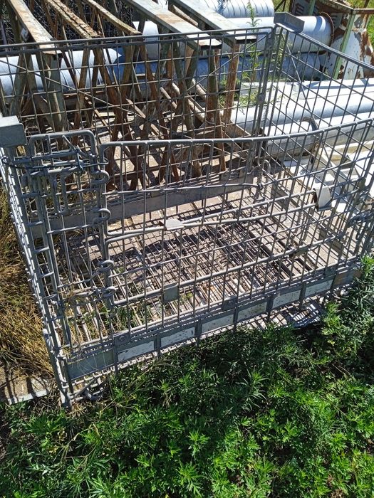Cestos em ferro galvanizado com aberturas