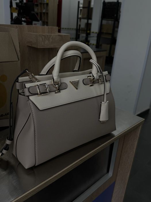 Сумка guess містка бежевий колір через плече
