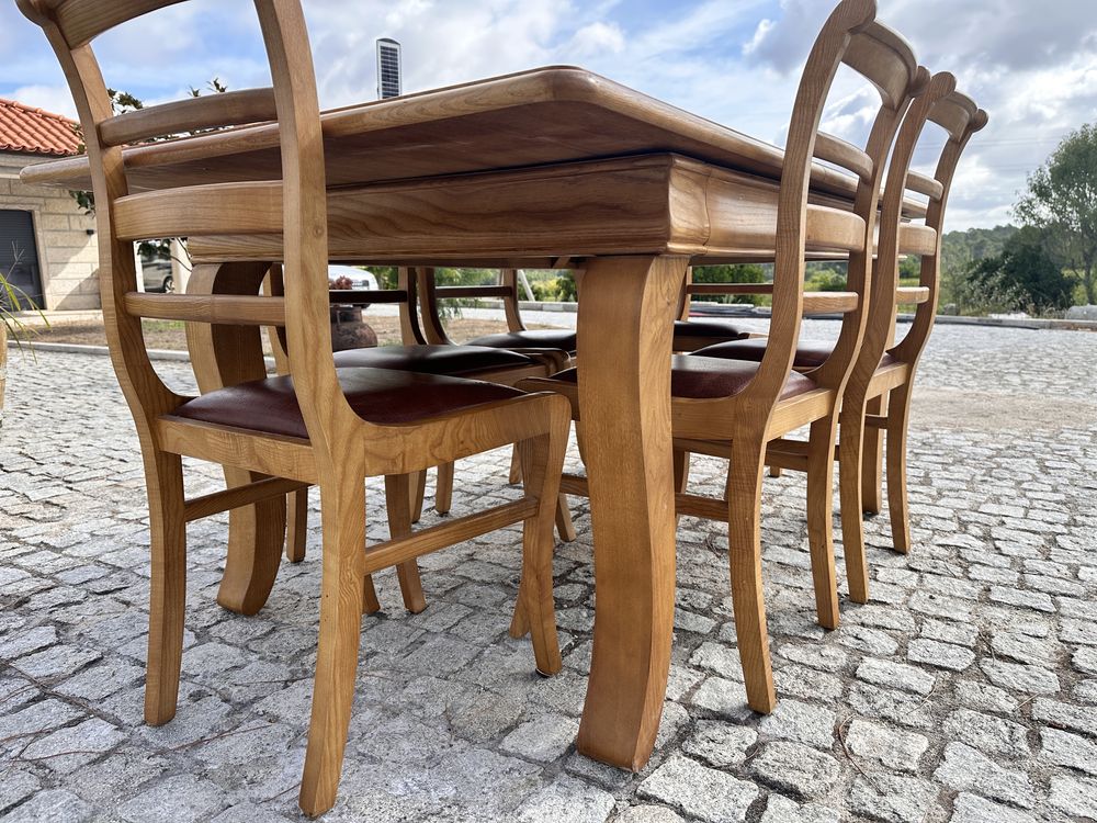 Conjunto mesa e cadeiras