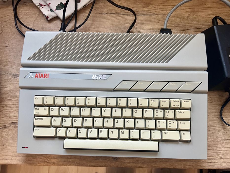 Atari 65XE z pudelkiem, stacja LDW Super 2000, magnetofon CA12