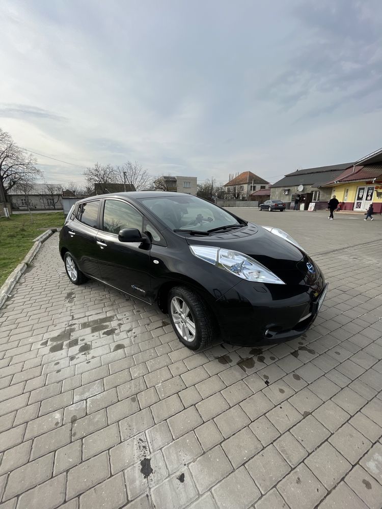 Продам Nissan Leaf 2014 року в хорошому стані
