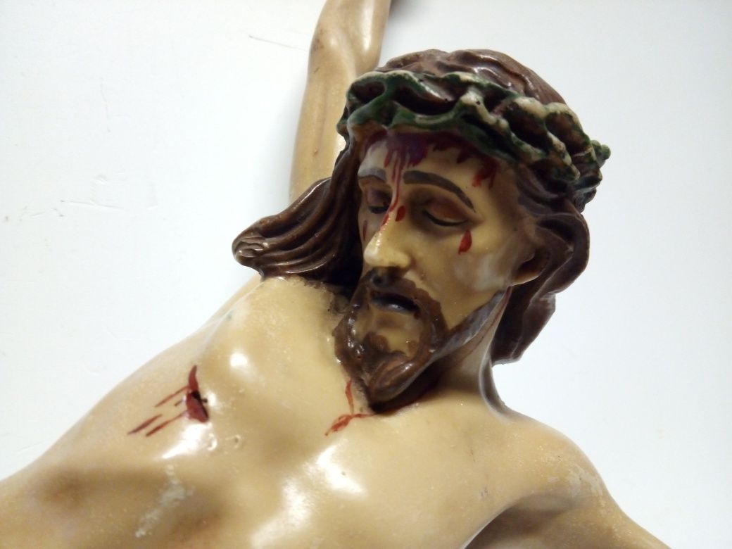 Escultura de Cristo crucificado vintage em marfinite policromado