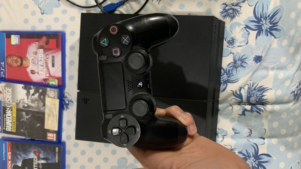 Vendo ps4 500gb,com 2 comandos original, e 4 jogos