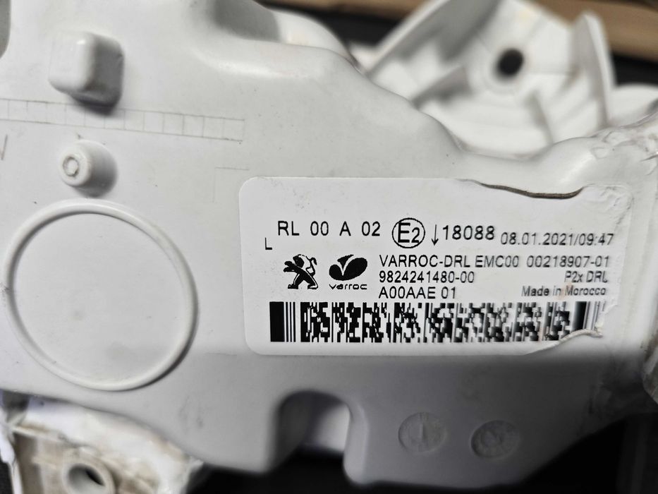 lampa przód DRL Peugeot 208 II