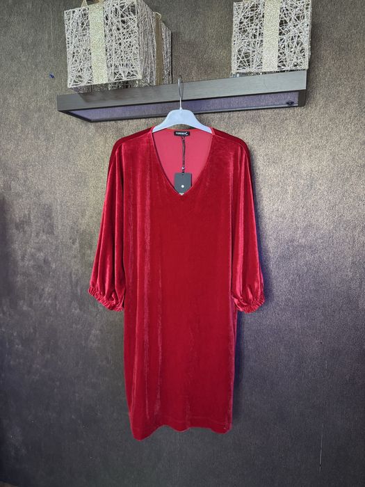 Червона велюрова сукня