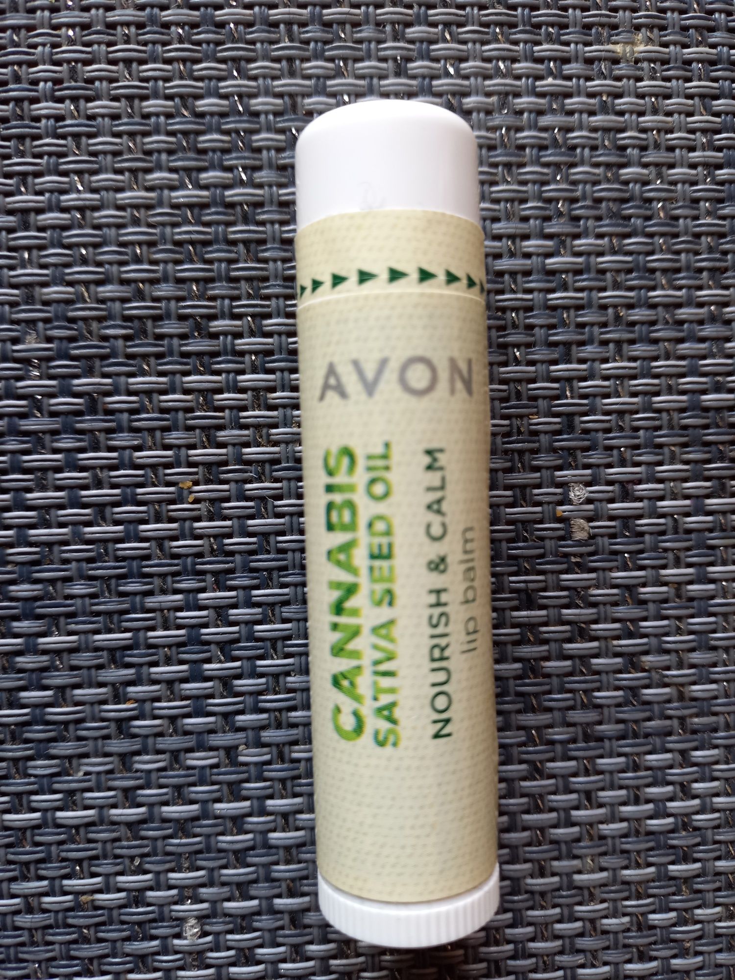 Balsam do ust z olejkiem konopnym Avon