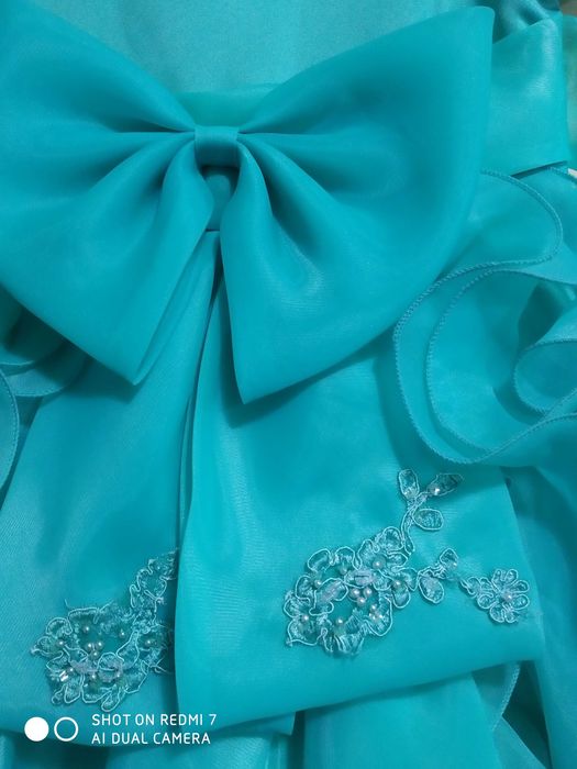 Нарядное платье р.98 зеленое на хлопковой подкладке