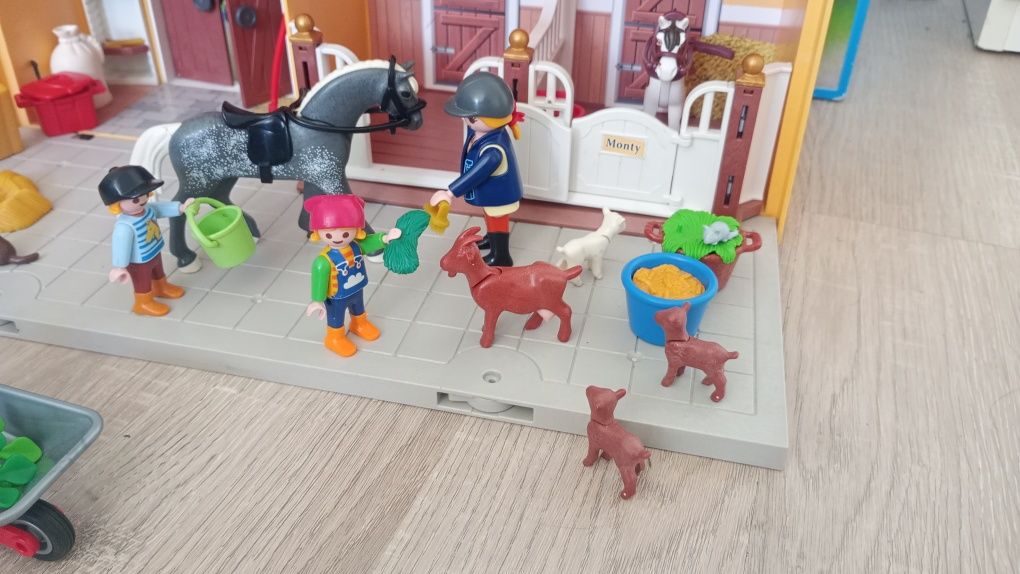 Zestaw Playmobil Country 5348 przenośna stajnia