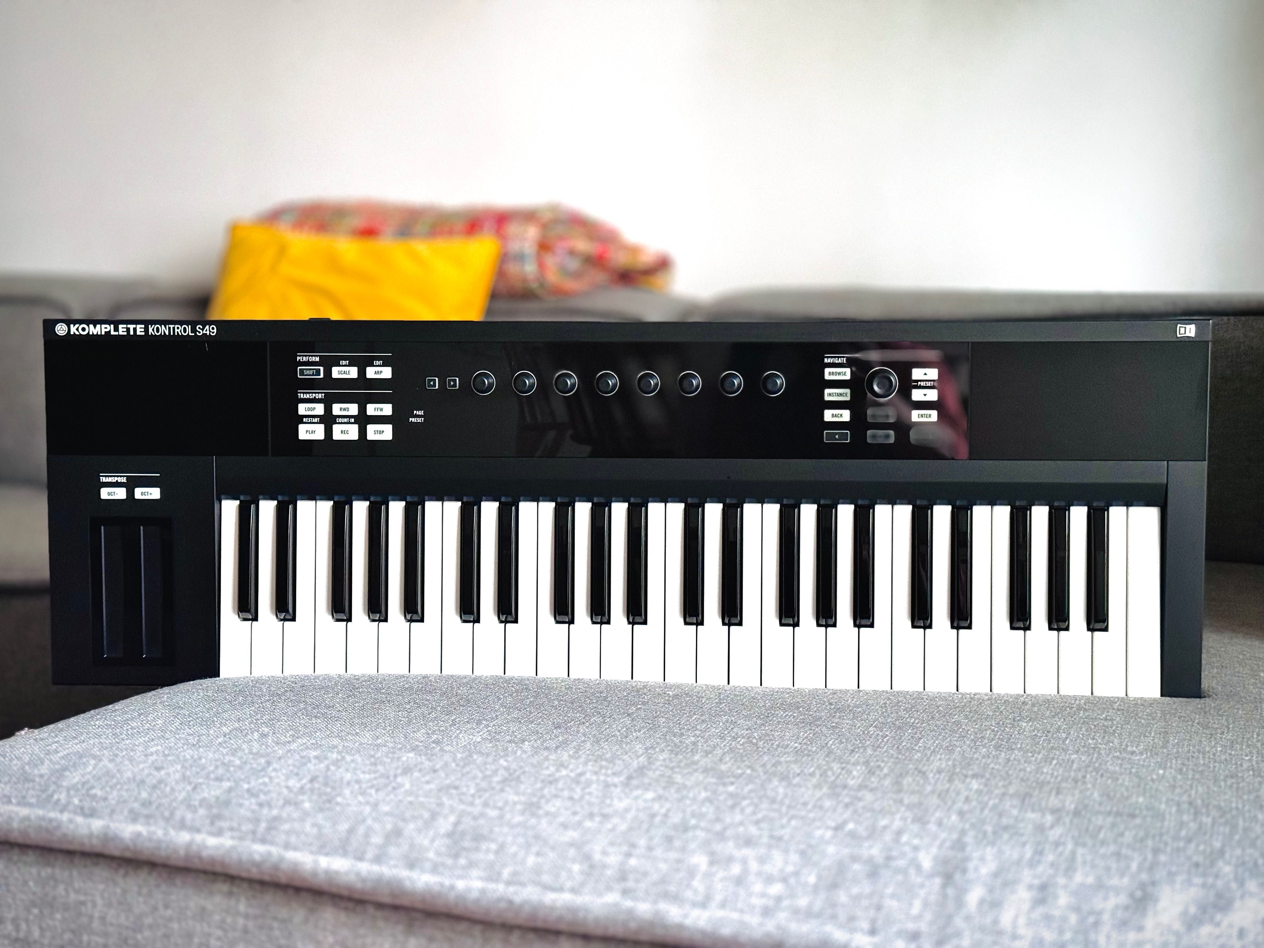 Idealny Komplete Kontrol s49 midi kontroler