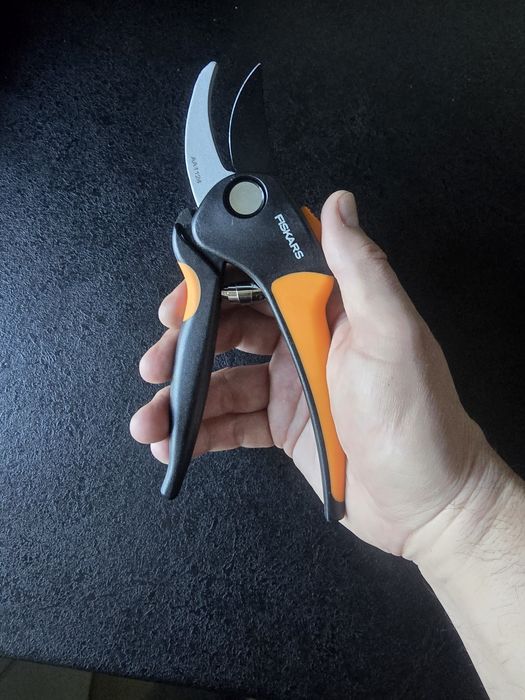 FISKARS Sekator Nożycowy SoftGrip M - Ostre  Cięcie, nożyce do gałęzi