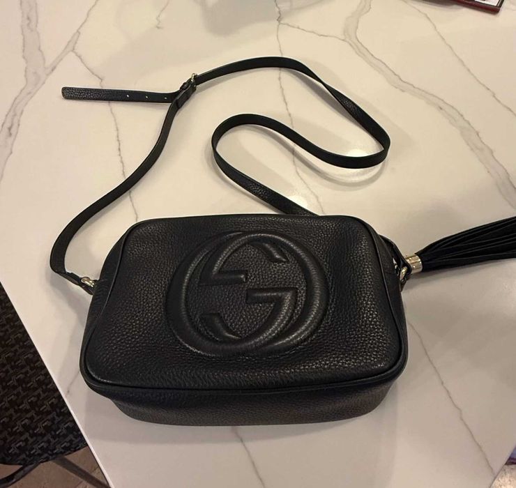 Bolsa pequena Gucci em pele preta, estilo câmara, nova e autêntica.
