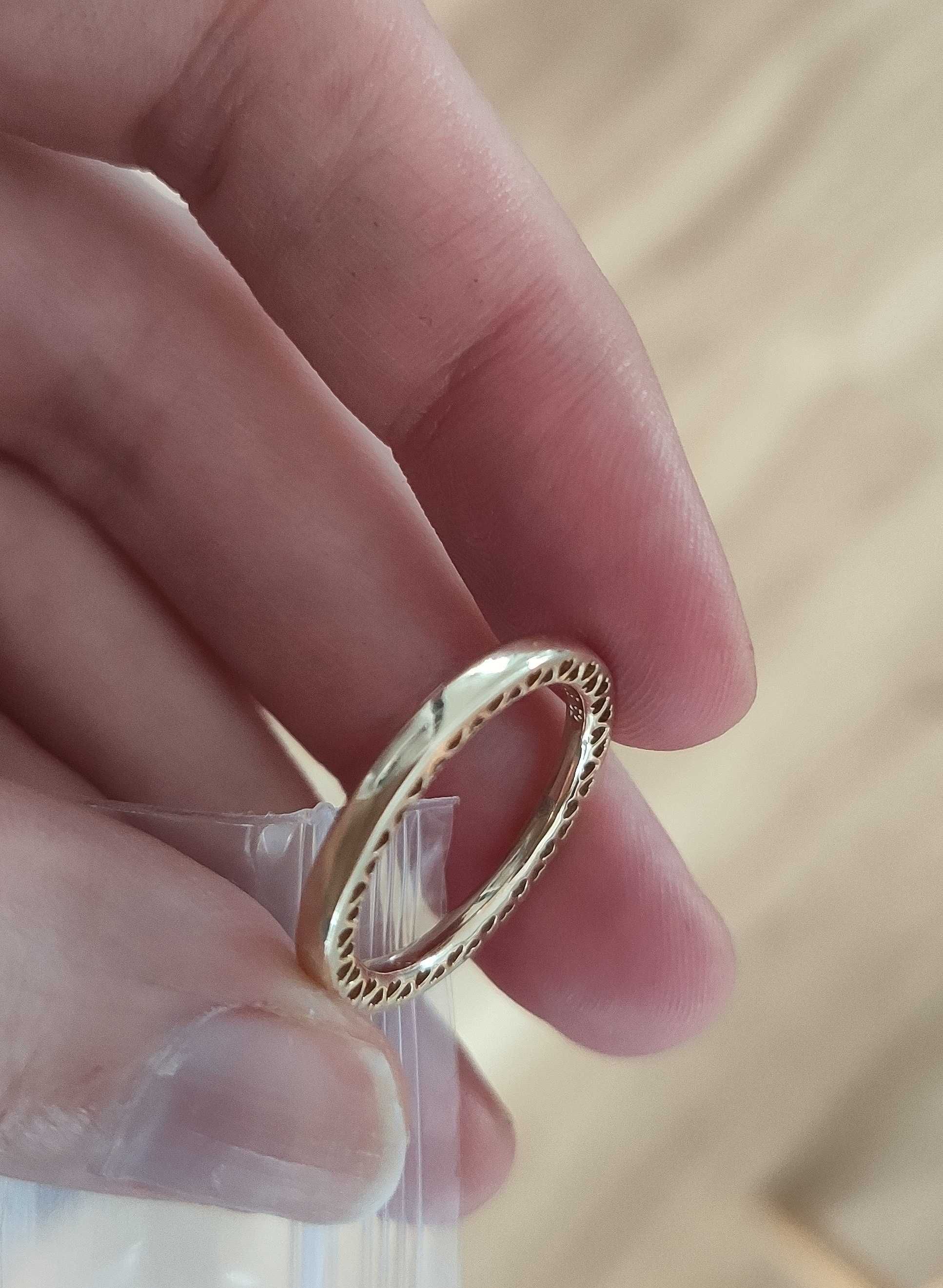 Pandora złoty pierścionek obrączka 52