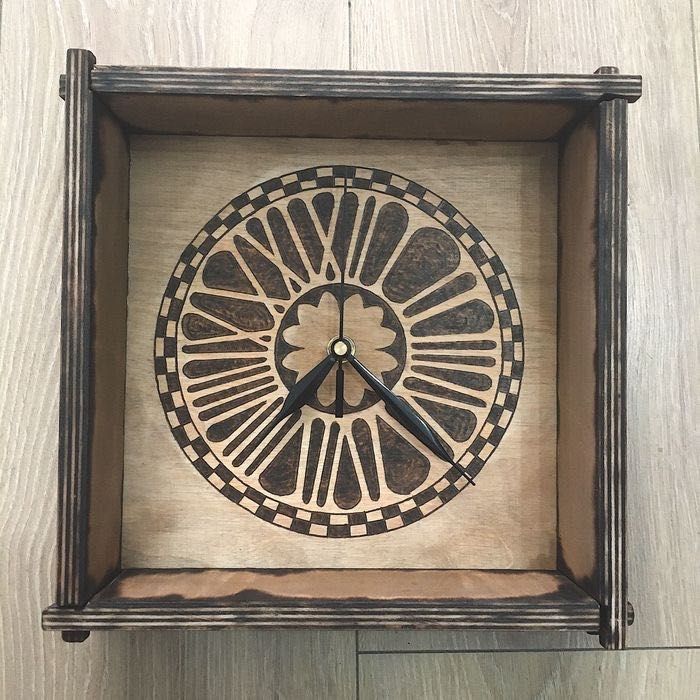 Drewniany zegar ścienny Tattoo - wypalony handmade