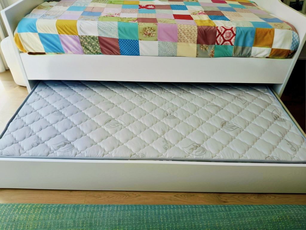 Cama dupla nova com dois colchões novos