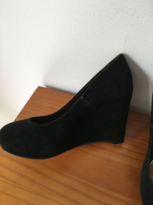 Sapatos com cunha em camurça.