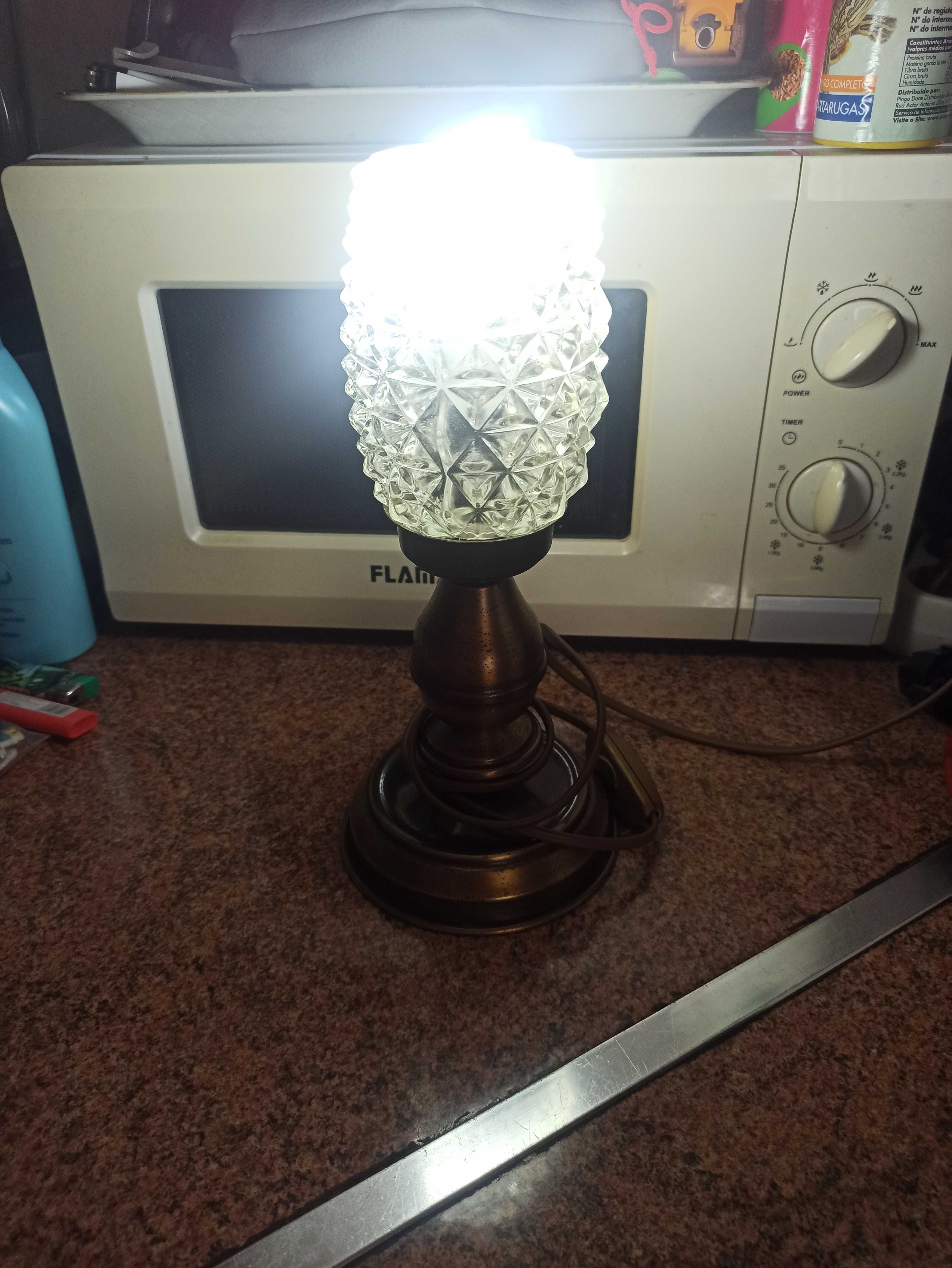 Candeeiro de mesa antigo em latão