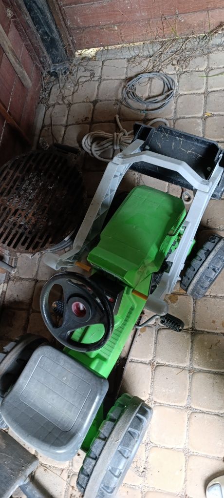 Traktor z łyżką do piasku