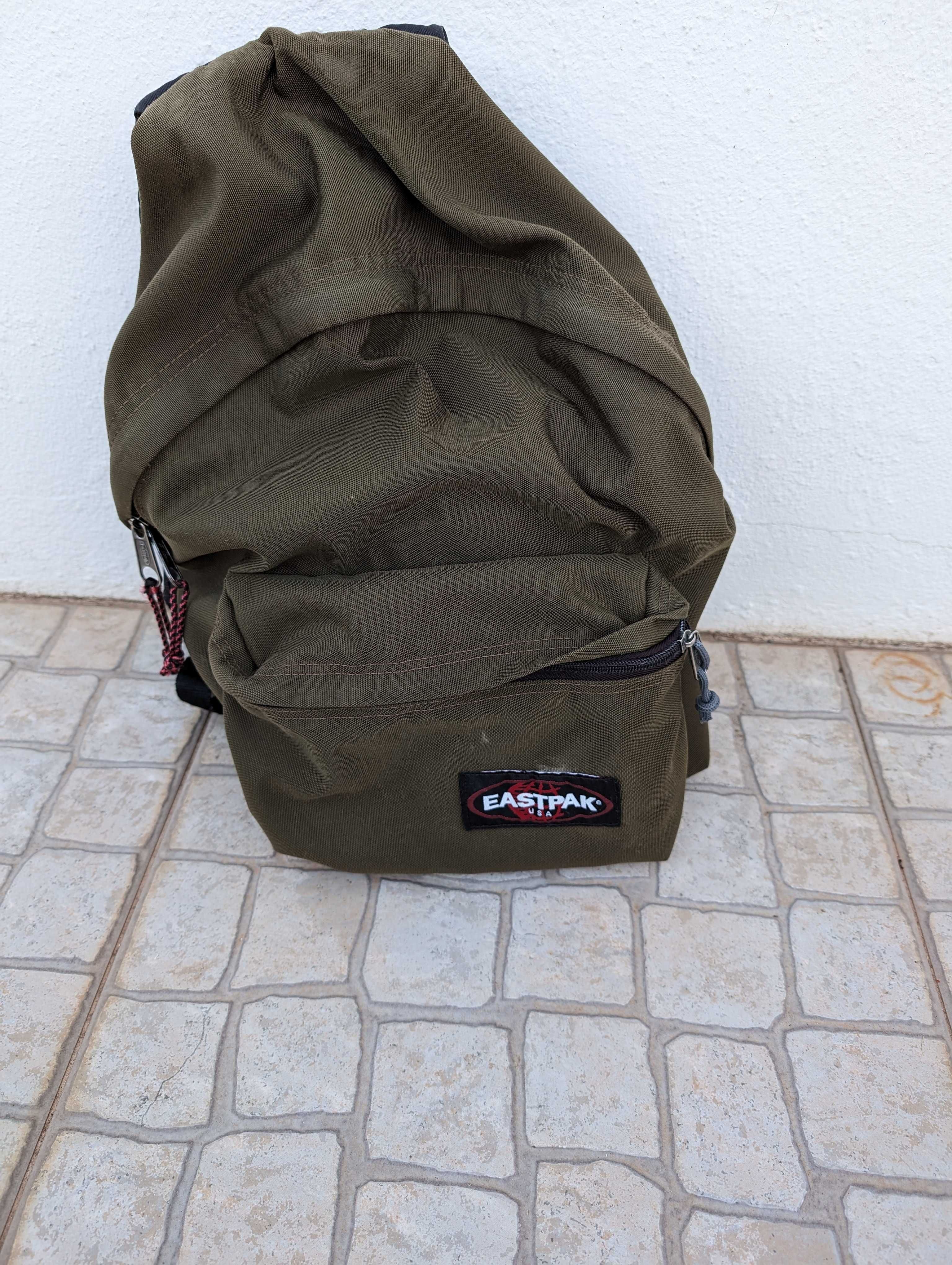Mochila Eastpak verde tropa