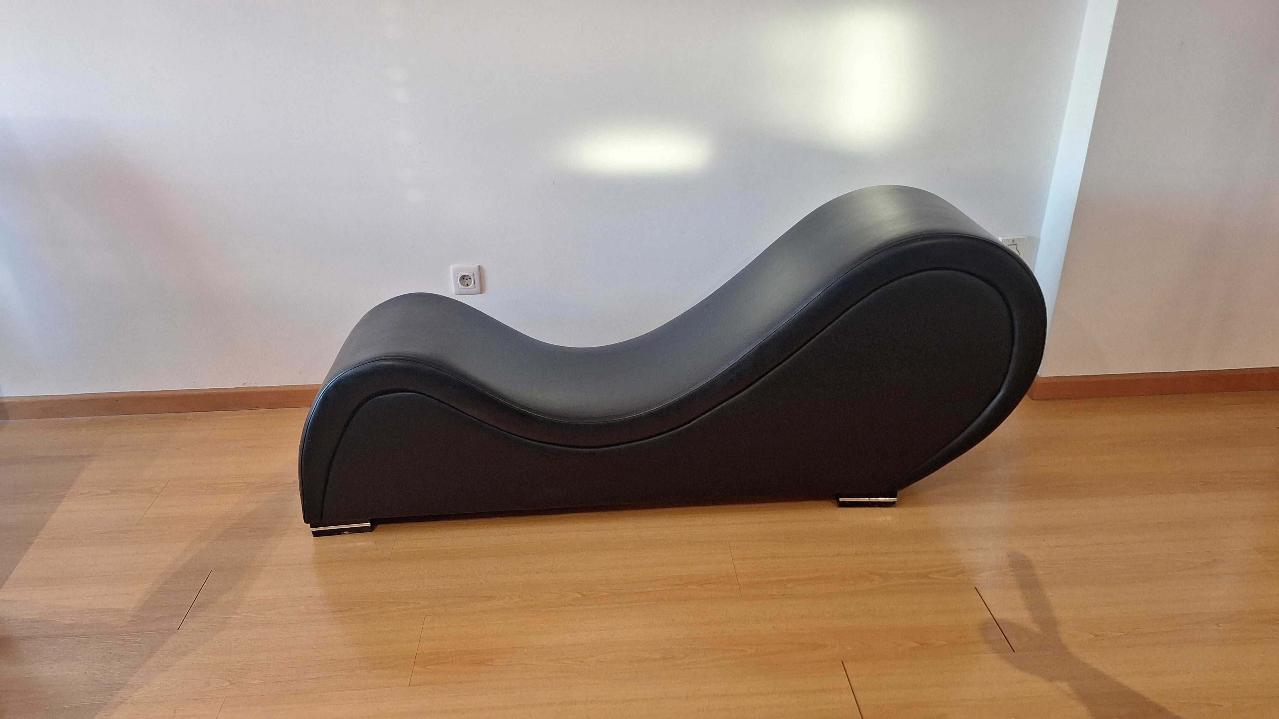 Poltrona Chaise Longue em Pele Preta