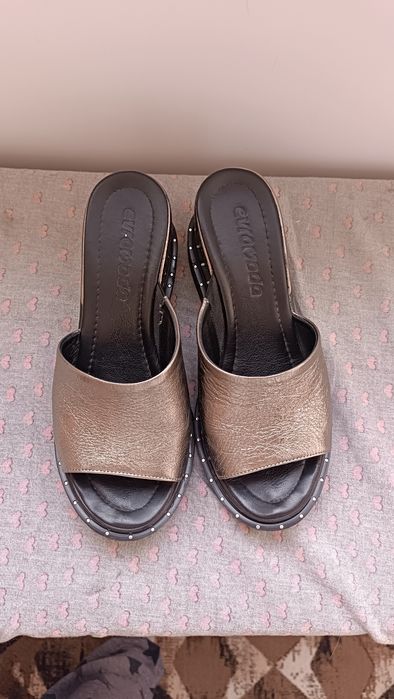 Шлёпанцы на танкетке