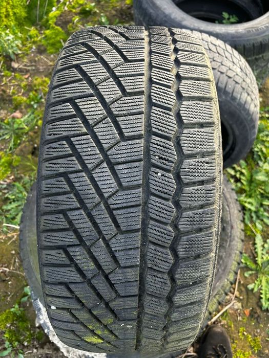 Opona zimowa Continental - 225/40R18