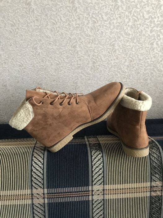 Жіноче взуття  розмір 42, по устілці приблизно 27 см