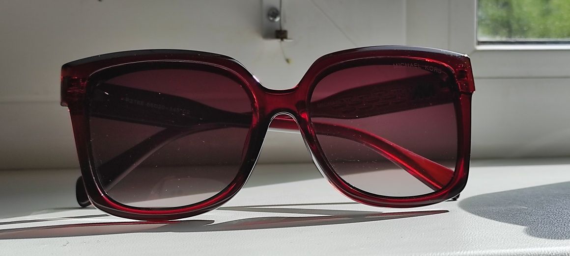 Стильні жіночі сонцезахисні окуляри