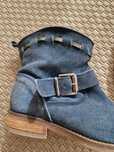 Bota azul pelo tornozelo