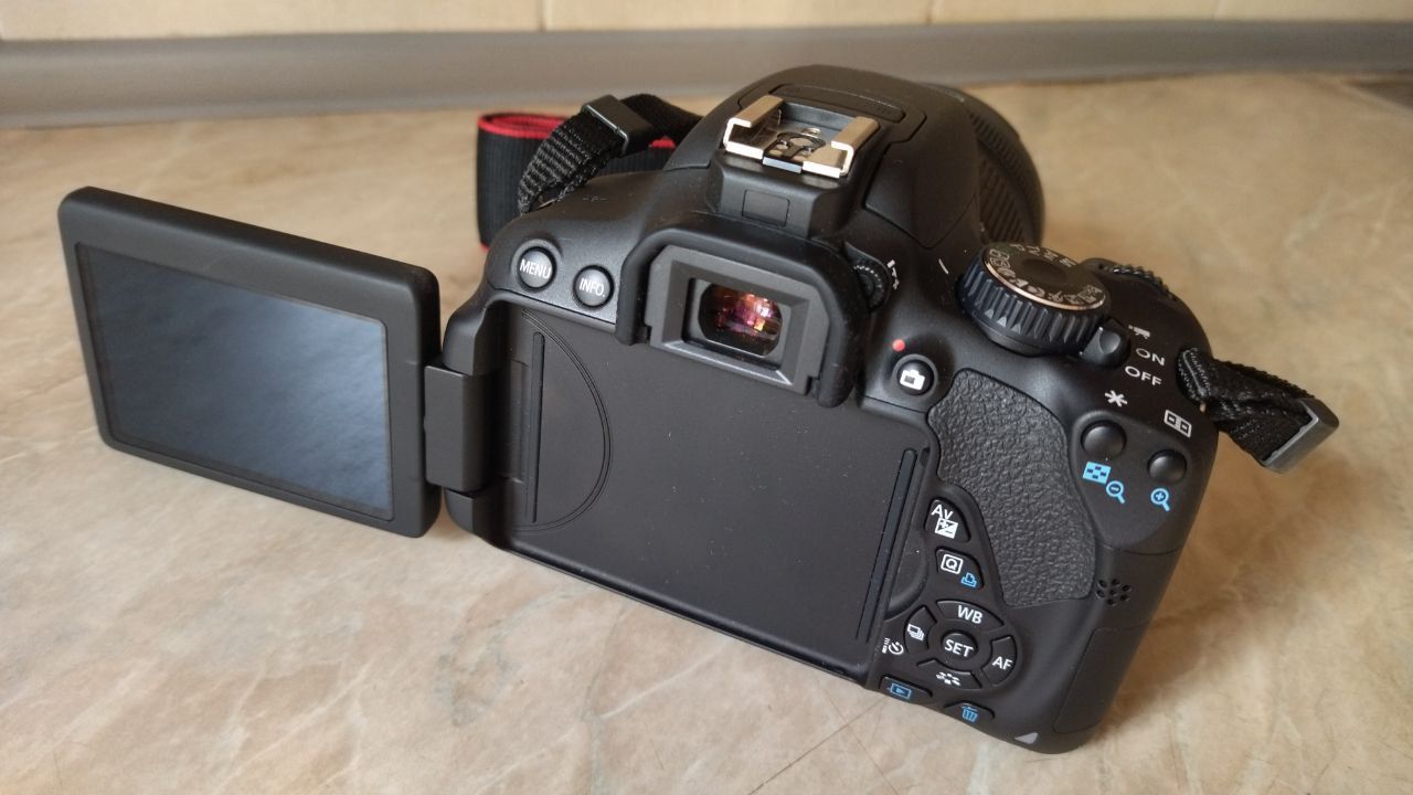 Цифровая зеркальная фотокамера Canon EOS 650D