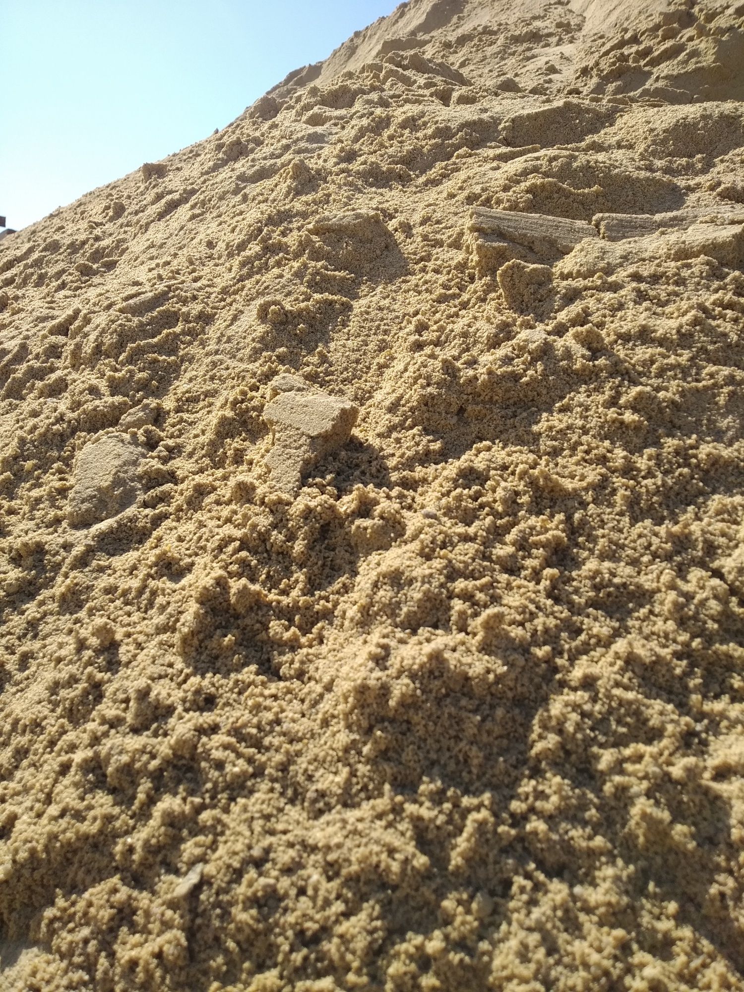 Песок,щебень,отсев,галька,чернозем.