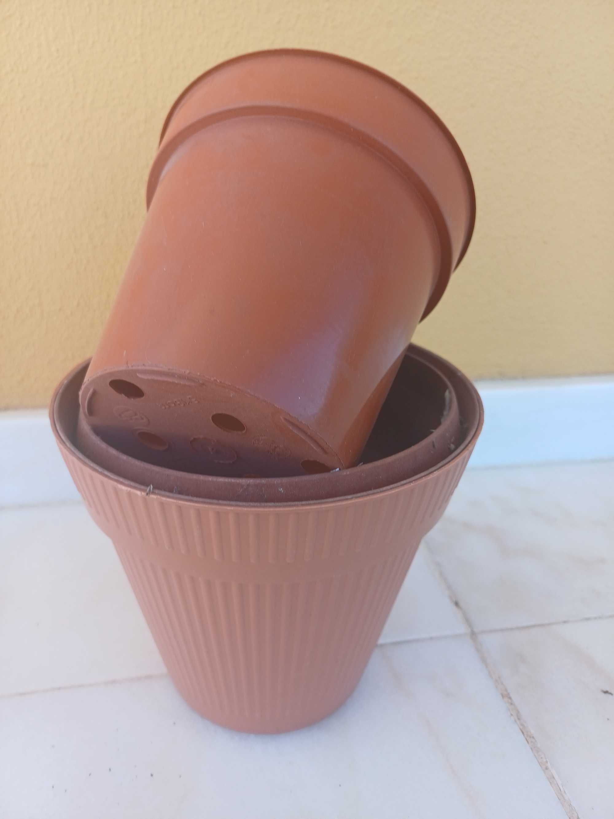 Vasos Barro e Plástico