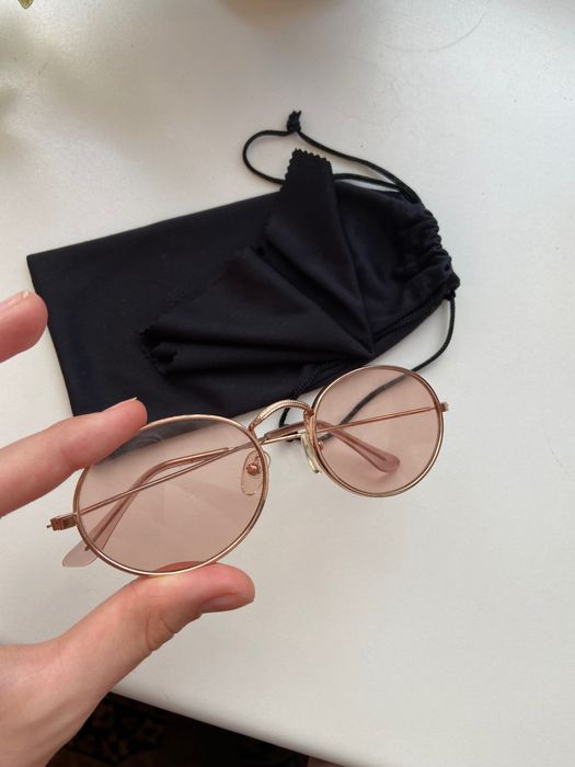 Гарні окуляри, персиковий колір, мають дуже незвичайний вигляд.