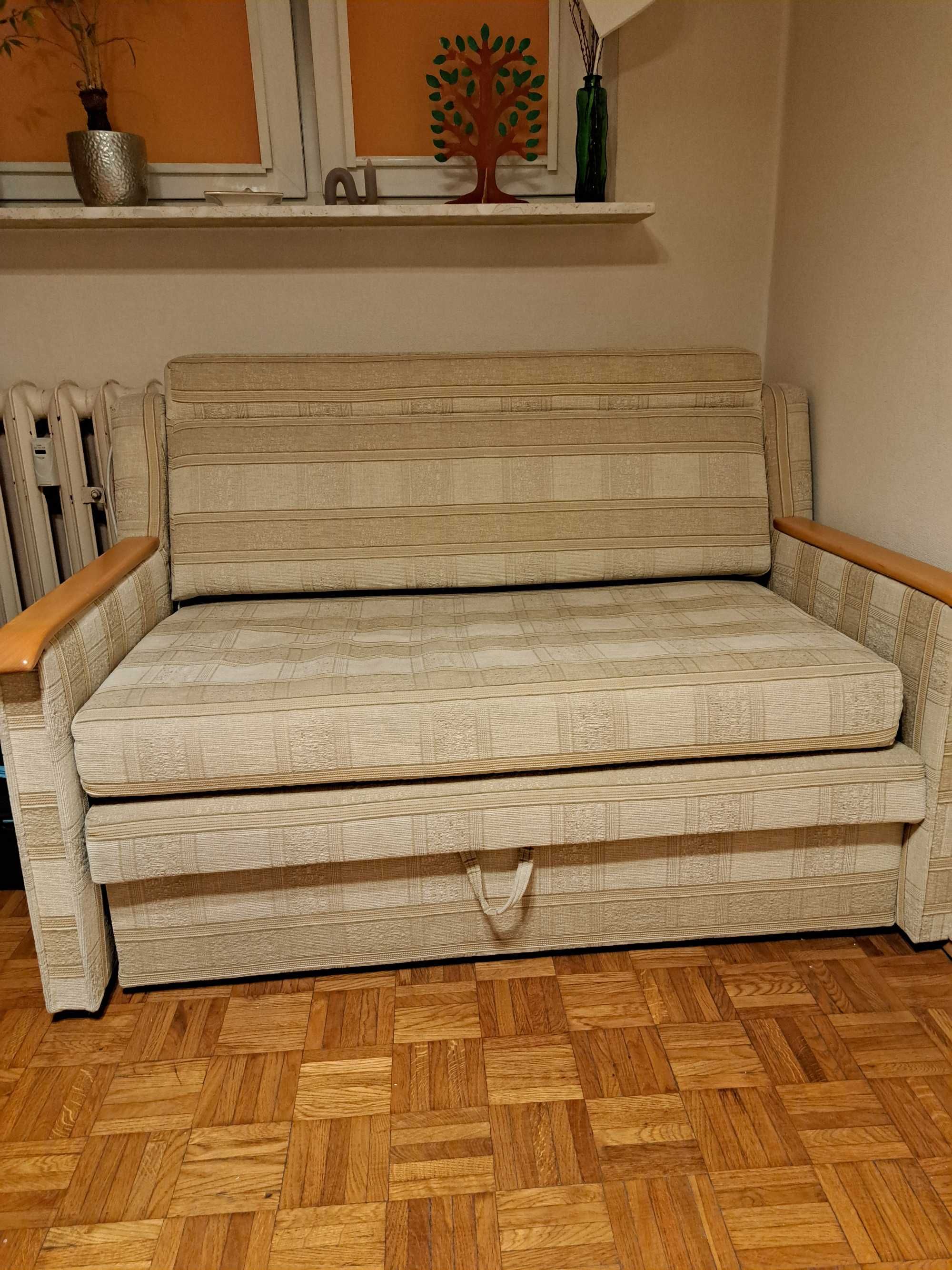 Sofa rozkładana z pojemnikiem na pościel