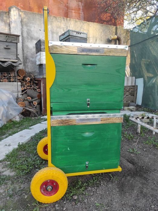 Возик, візок для вуликів.