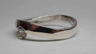 Srebrny pierścionek z cyrkonią R.14