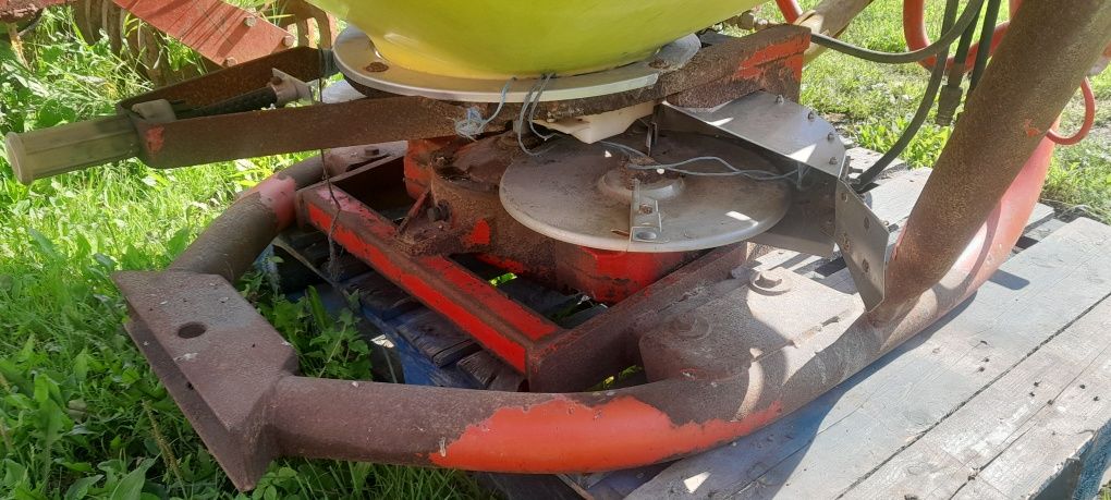 Rozsiewacz nawozu Brun Amazone 600-700l 12-18m hydraulicznie otwierany